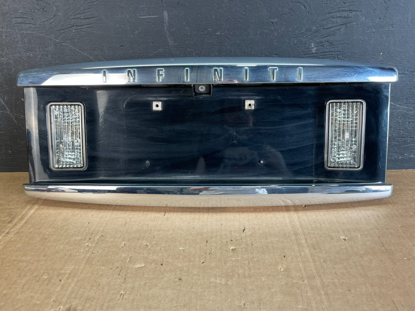 2004 to 2010 Infiniti QX56 License Plate Bracket With Camera AE8426 DW0