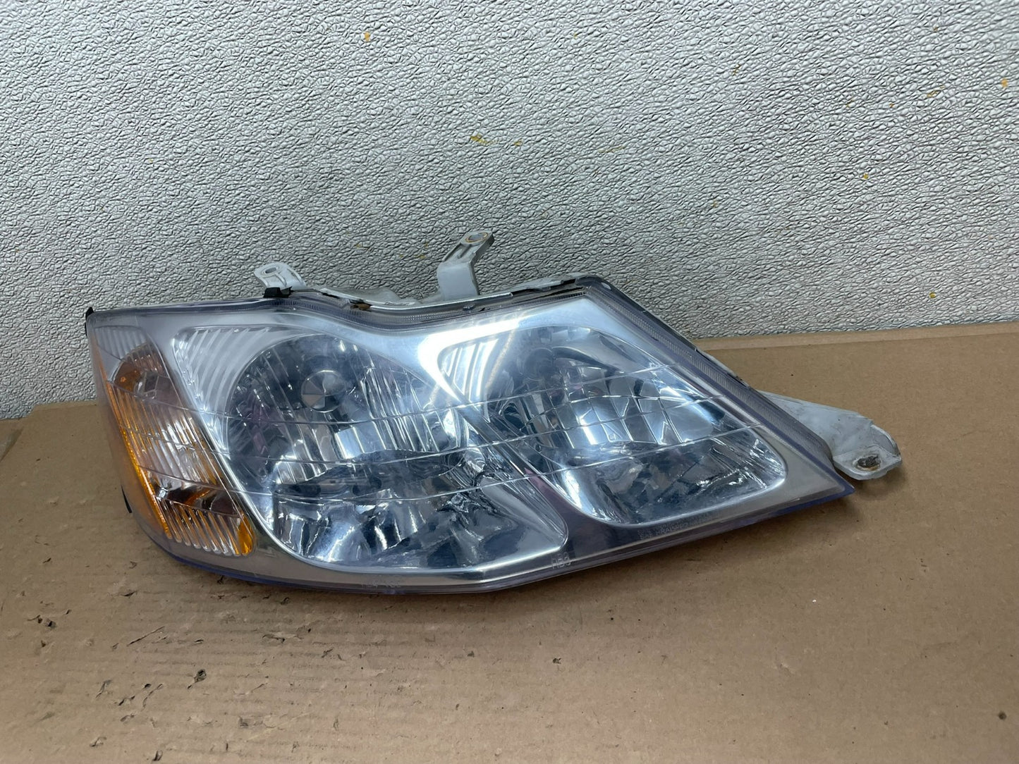 2000-2004 Toyota Avalon Halogen Headlight Right Passenger RH OEM AB0040 DW1
