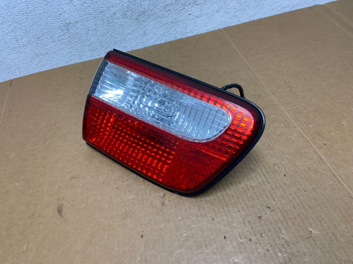 2001 - 2003 Toyota Sienna Right Passenger Rh Side Inner Tail Light AD9094 DW1