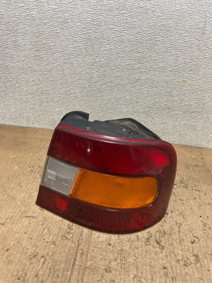 1994 to 1995 Hyundai Elantra Right Passenger Side Tail Light AA8568 DG0