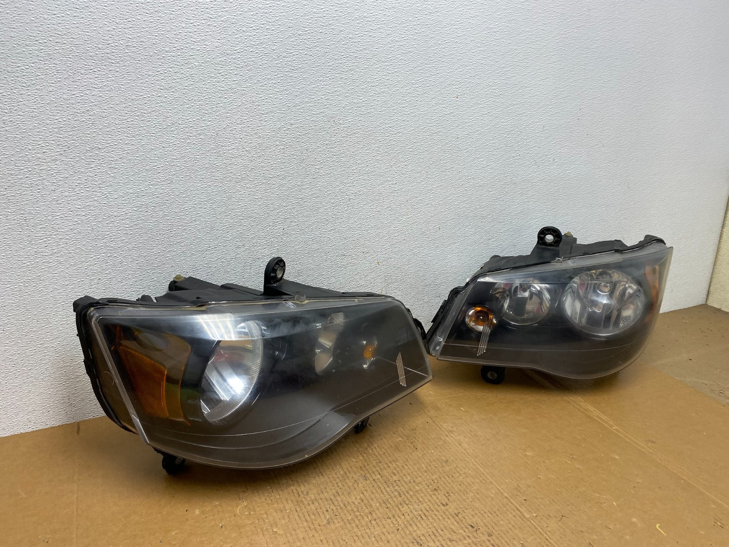 2008 to 2016 Chrysler Town and Country Left+Right Side Headlights AE0424 DW2