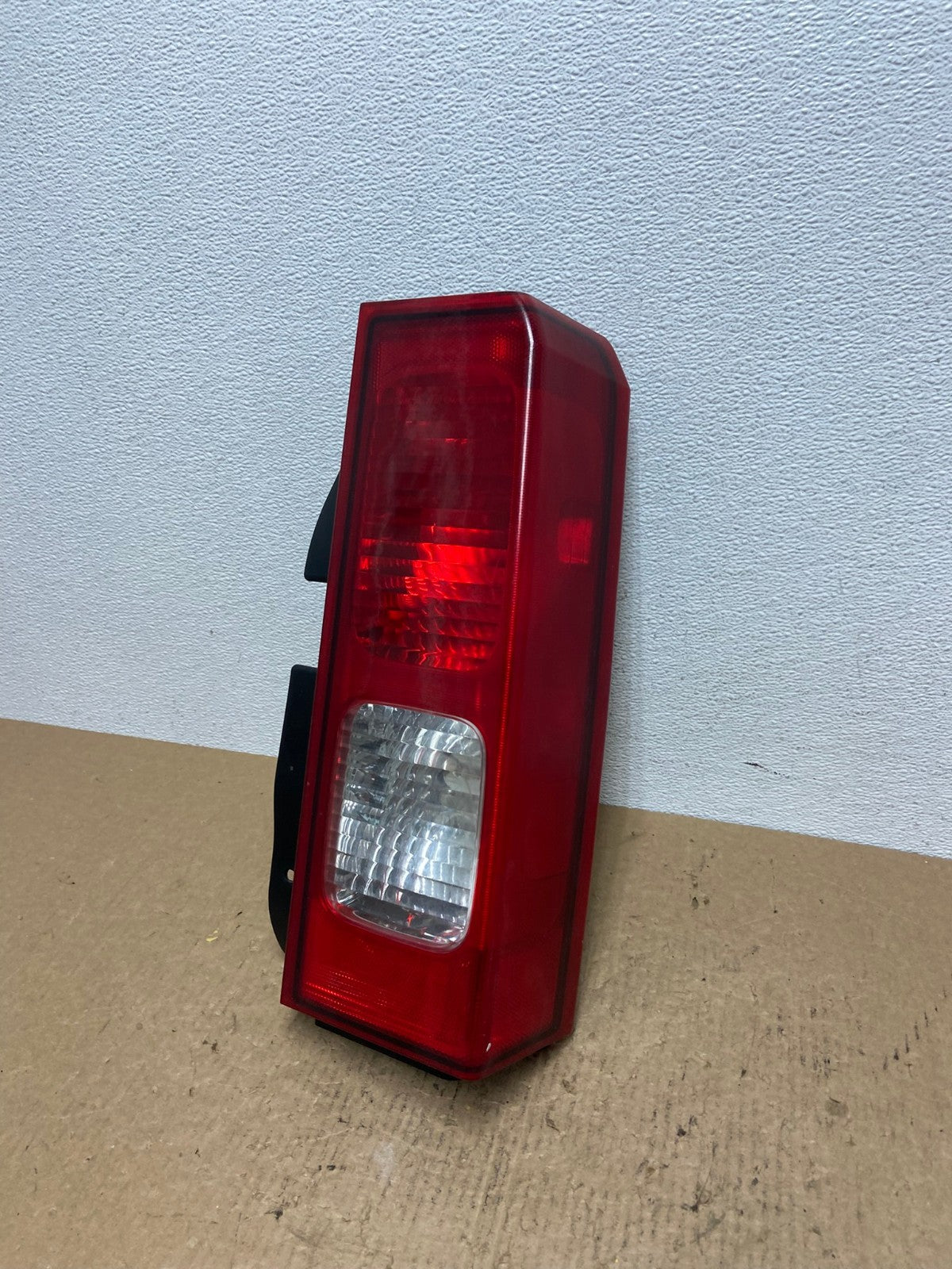 2006 to 2008 Hummer H3 Right Passenger Side Tail Light OEM AA1113 DW0