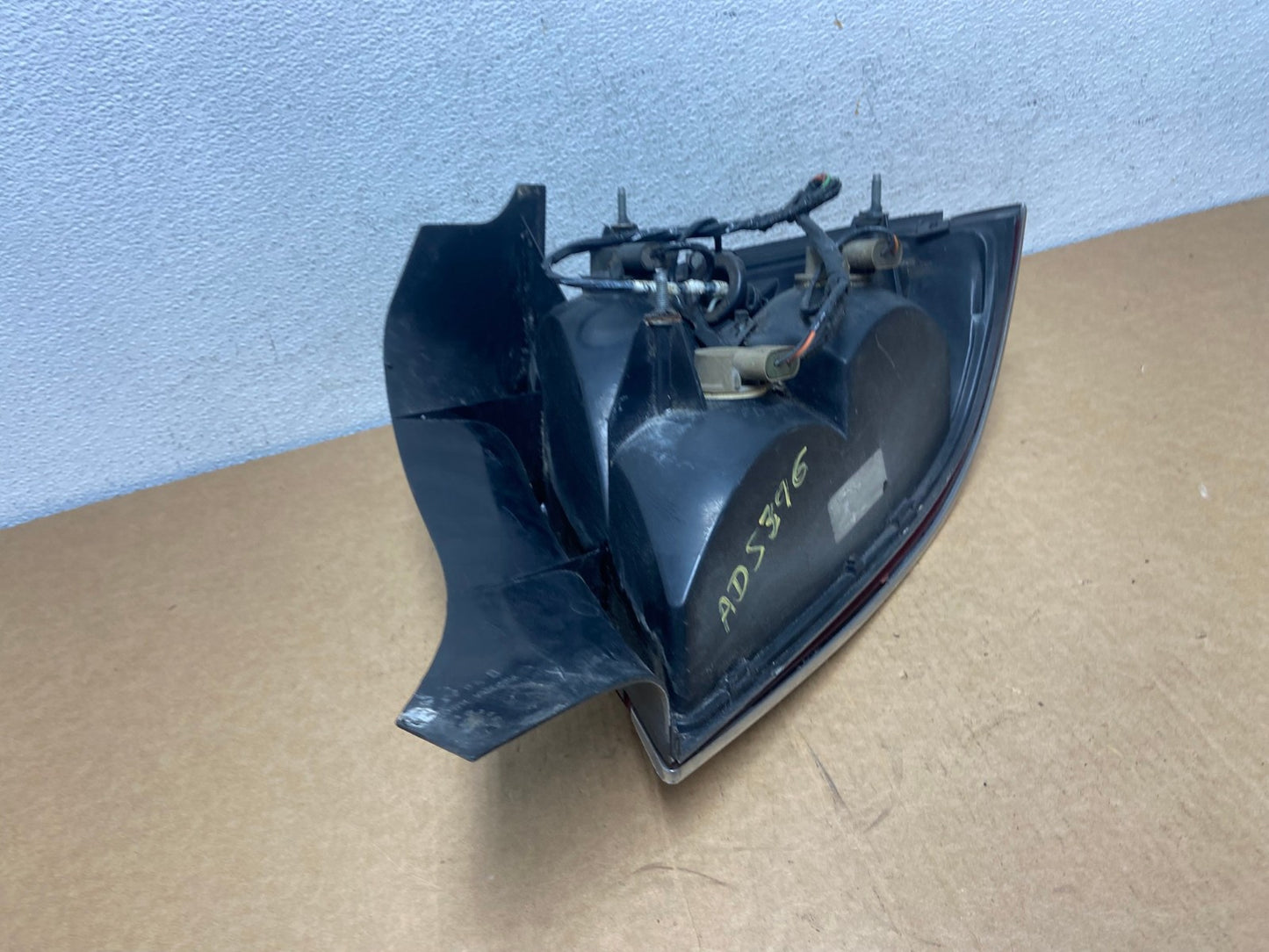 1998-2003 Ford Crown Victoria Left Driver Lh Side Tail Light AD5397 LK4
