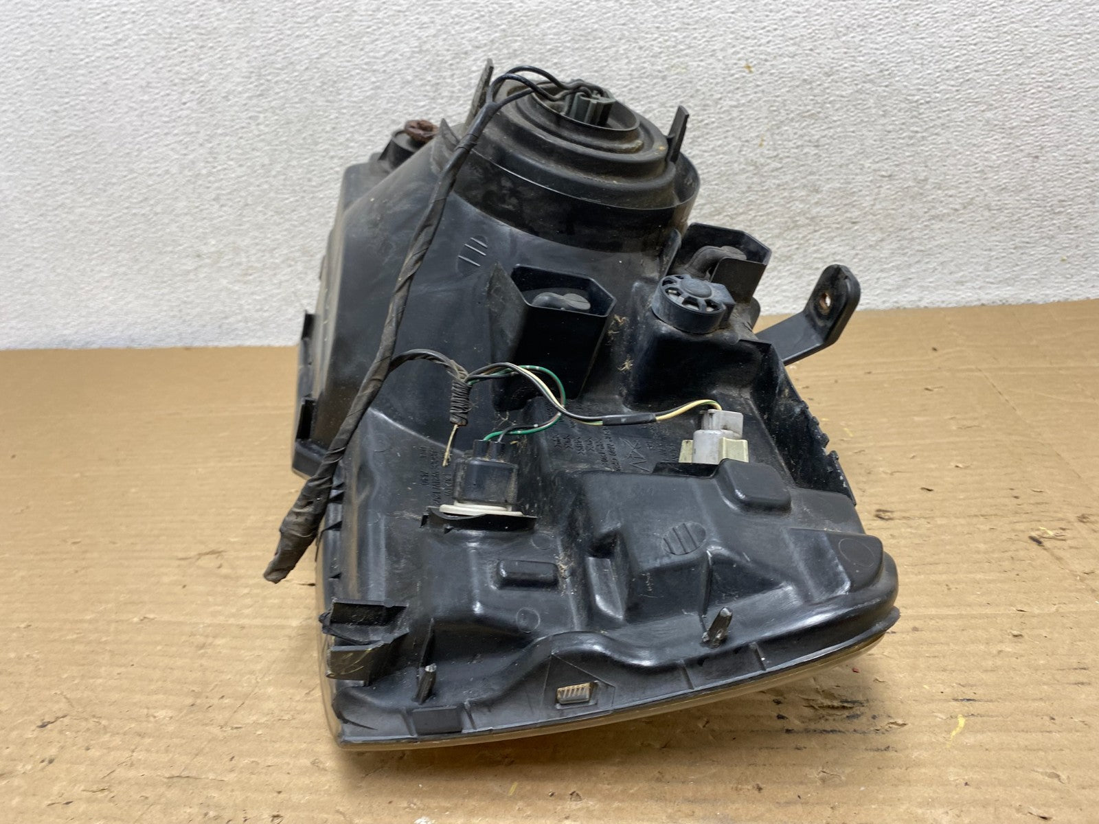 2000 to 2004 Mitsubishi Montero Pajero Right Passenger RH Headlight AG9054 DW6