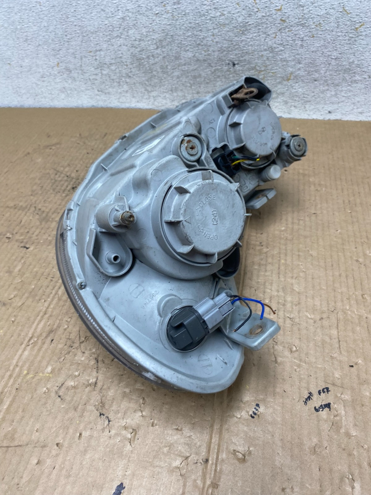 2002-2005 Hyundai Sonata Right Passenger Headlight Halogen TYC AI6873 DW6