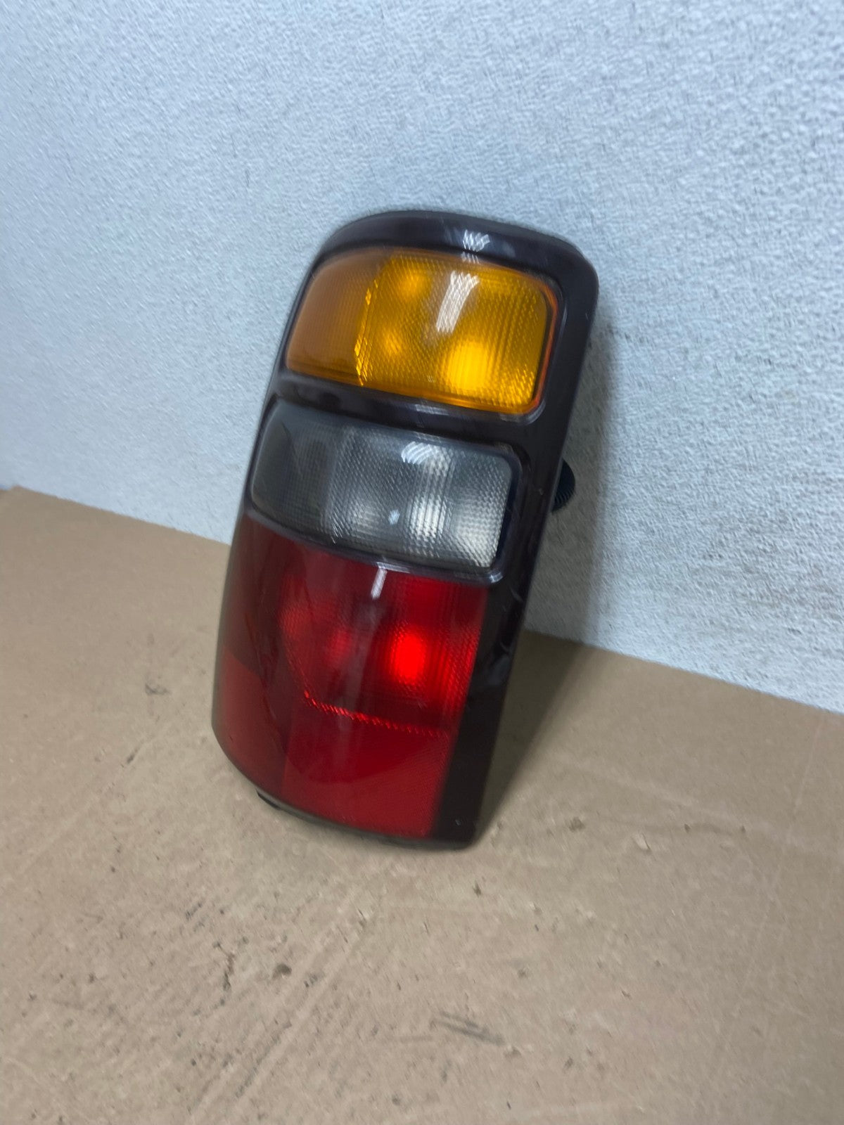 2000 - 2006 Chevrolet Suburban Tahoe Yukon Left Driver LH Tail Light AE6070 LK1