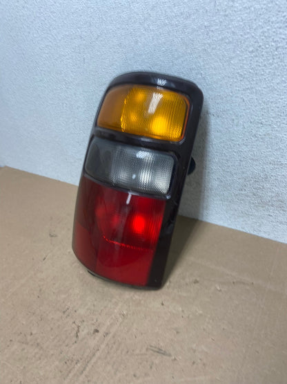 2000 - 2006 Chevrolet Suburban Tahoe Yukon Left Driver LH Tail Light AE6070 LK1