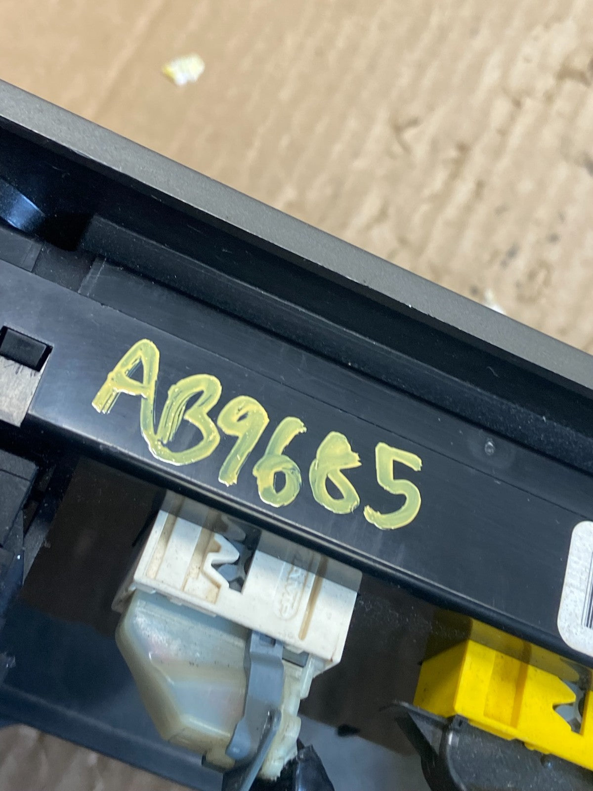 2004 - 2007 Nissan Titan Armada Radio r Climate Control Bezel Trim OEM AB9685 DG8