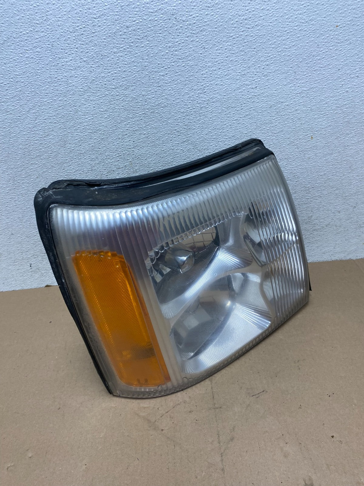 2002-2006 Cadillac Escalade Right Passenger Side Xenon HID Headlight AG45302