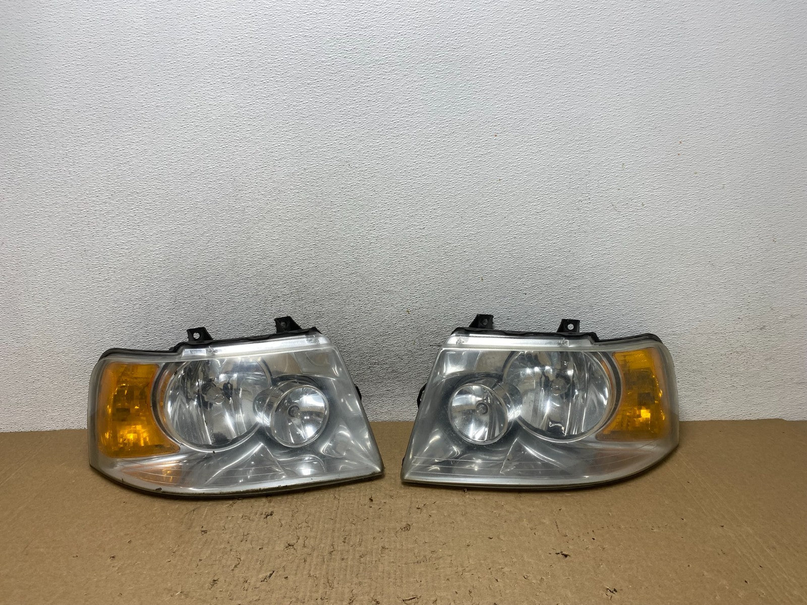 2003 - 2006 Ford Expedition Left+Right Side Headlights Halogen AF8140 DW0