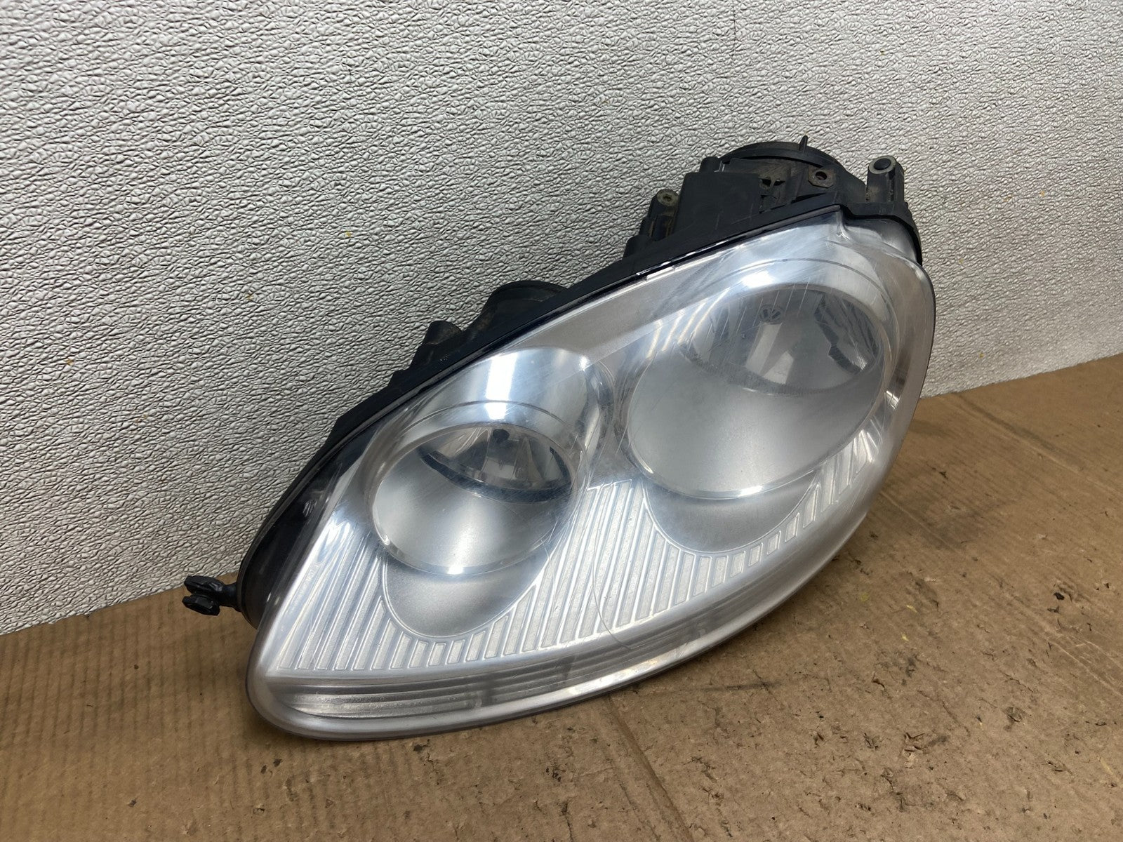 2005 to 2010 Volkswagen Jetta Left Driver LH Side Headlight Halogen AA6909 DW2