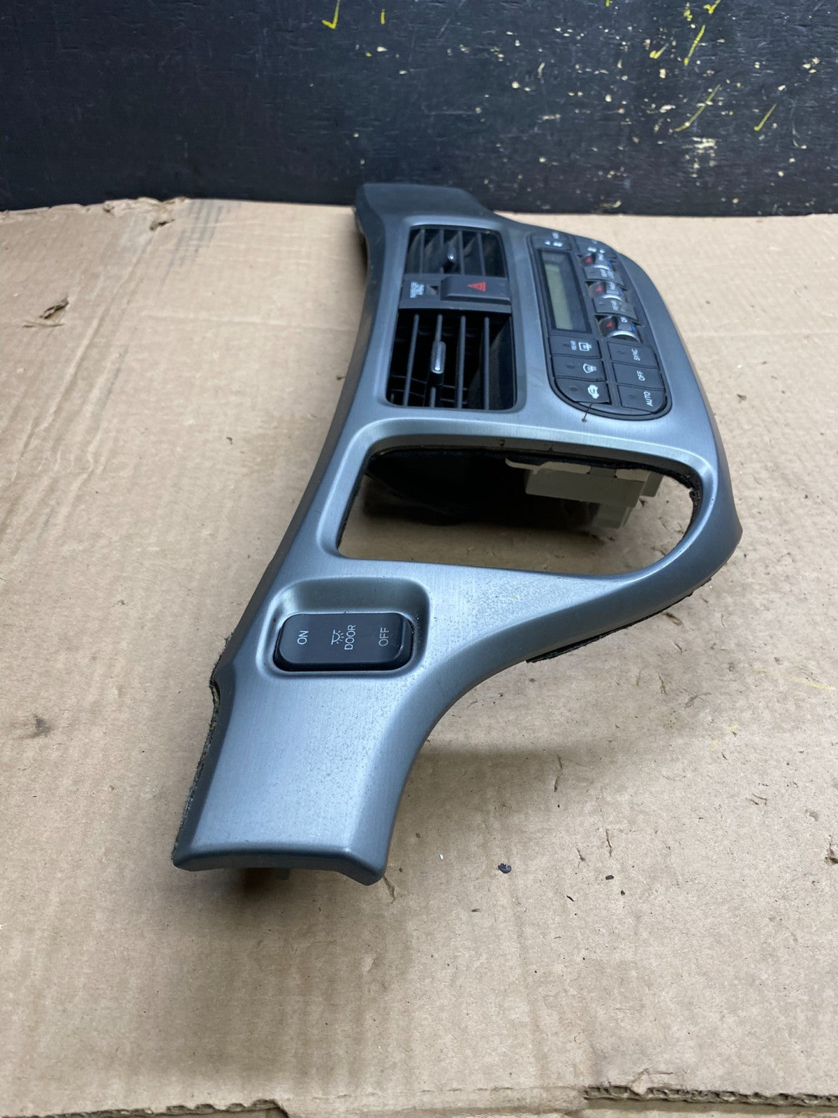 2005 to 2010 Honda Odyssey  Radio Climate Control Dash Trim Bezel z0169 DG2