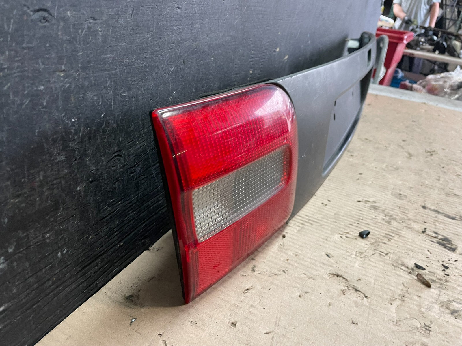 2000-2004 Volvo V40 Center License Plate Trim Panel Tail Inner Light L9386 DG2