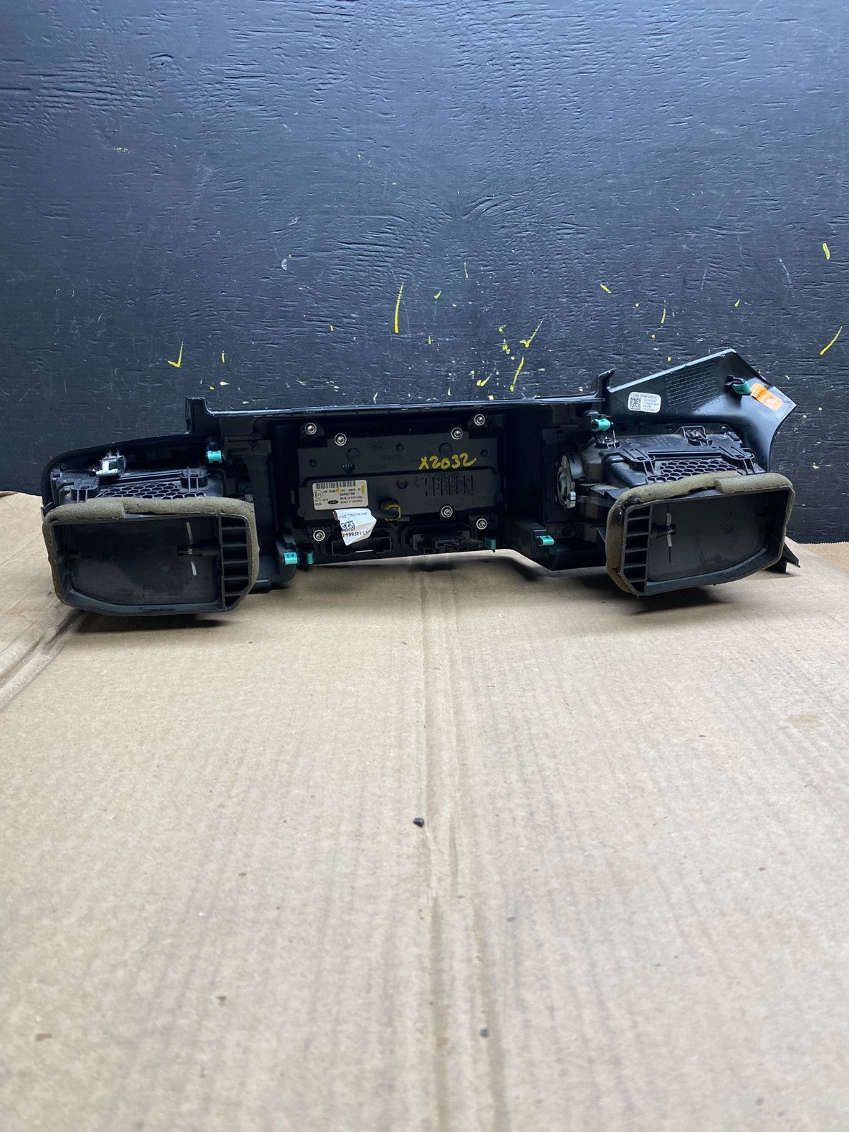 2020 to 2023 Ford  Explorer Console Radio Display Screen Air Vents X2032 DG3