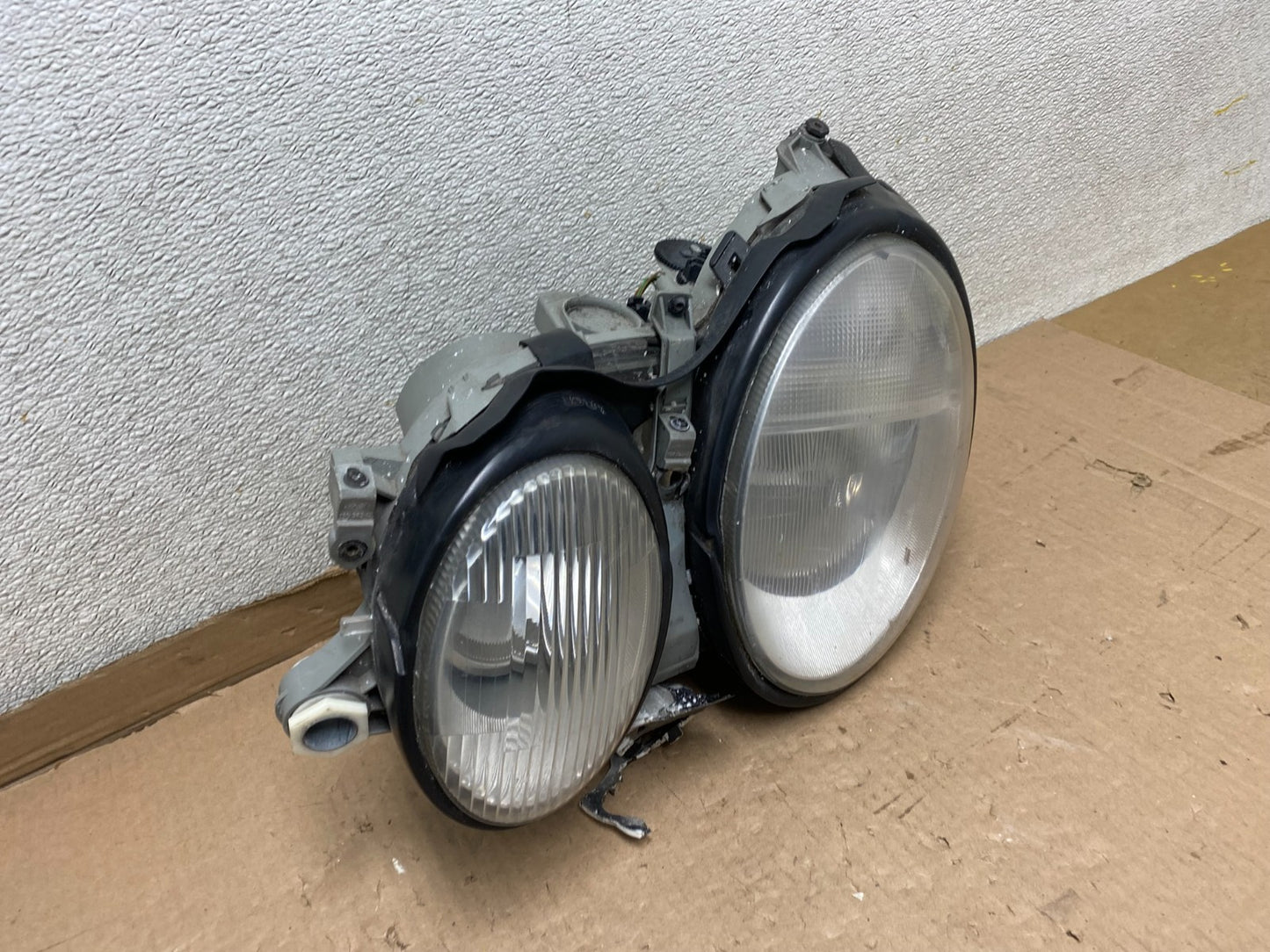 1997-1999  Mercedes E E320 E430 Left Driver LH Side Headlight Xenon U8498 DW2