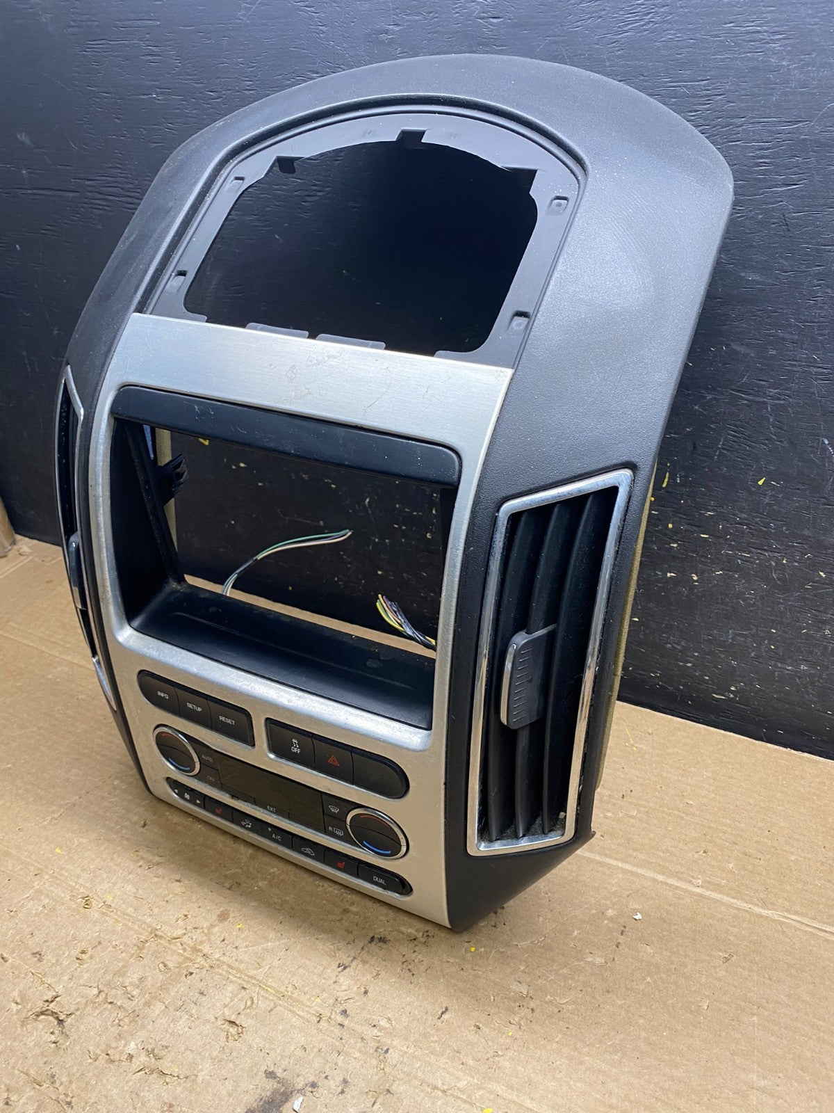 2007 - 2010 Ford Edge Heater Climate Control Radio Control Dash Bezel W9737 DG4