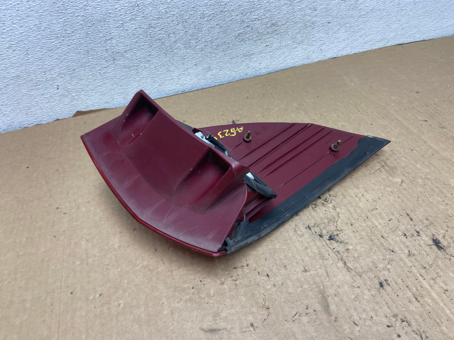2004-2005 Toyota Sienna Right Passenger Rh Side Tail Light AG2394 LK6