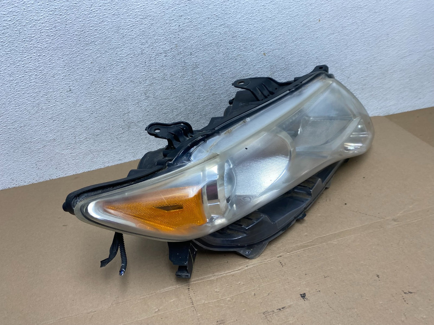 2009 to 2016 Toyota Venza Halogen Right Passenger Side Headlight AF43722