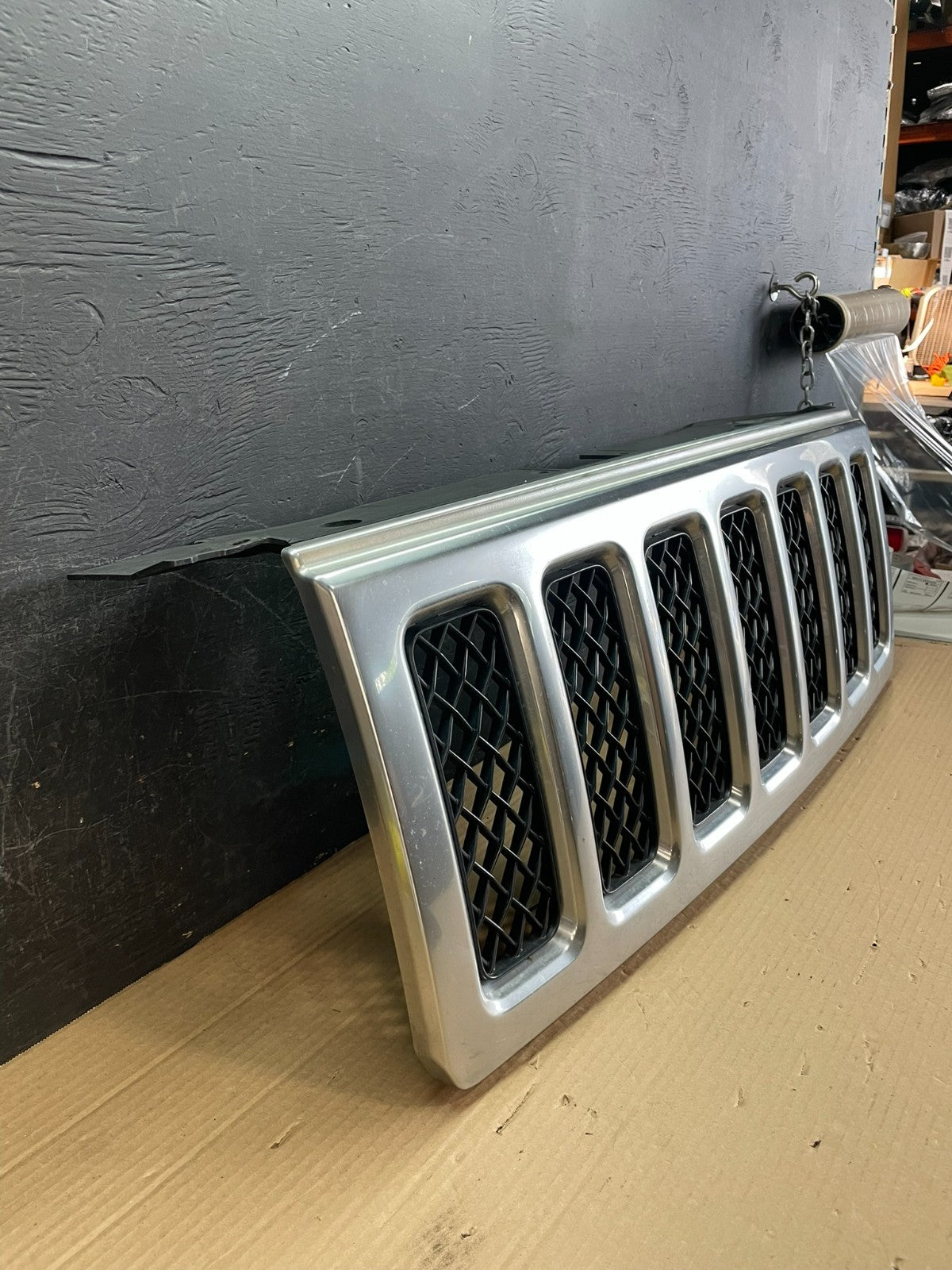 2006 to 2010 Jeep Commander Overland Front Upper Grill Grille AE9941 DG2