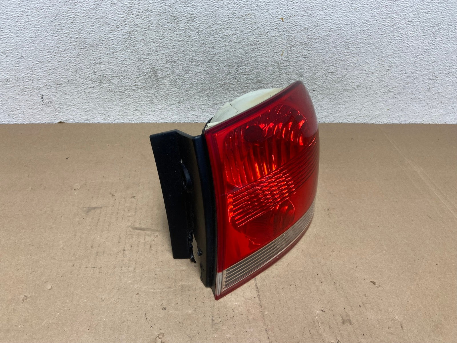 2004-2007 Volkswagen Touareg Right Passenger Side Rh Tail Light AG4603 LK2
