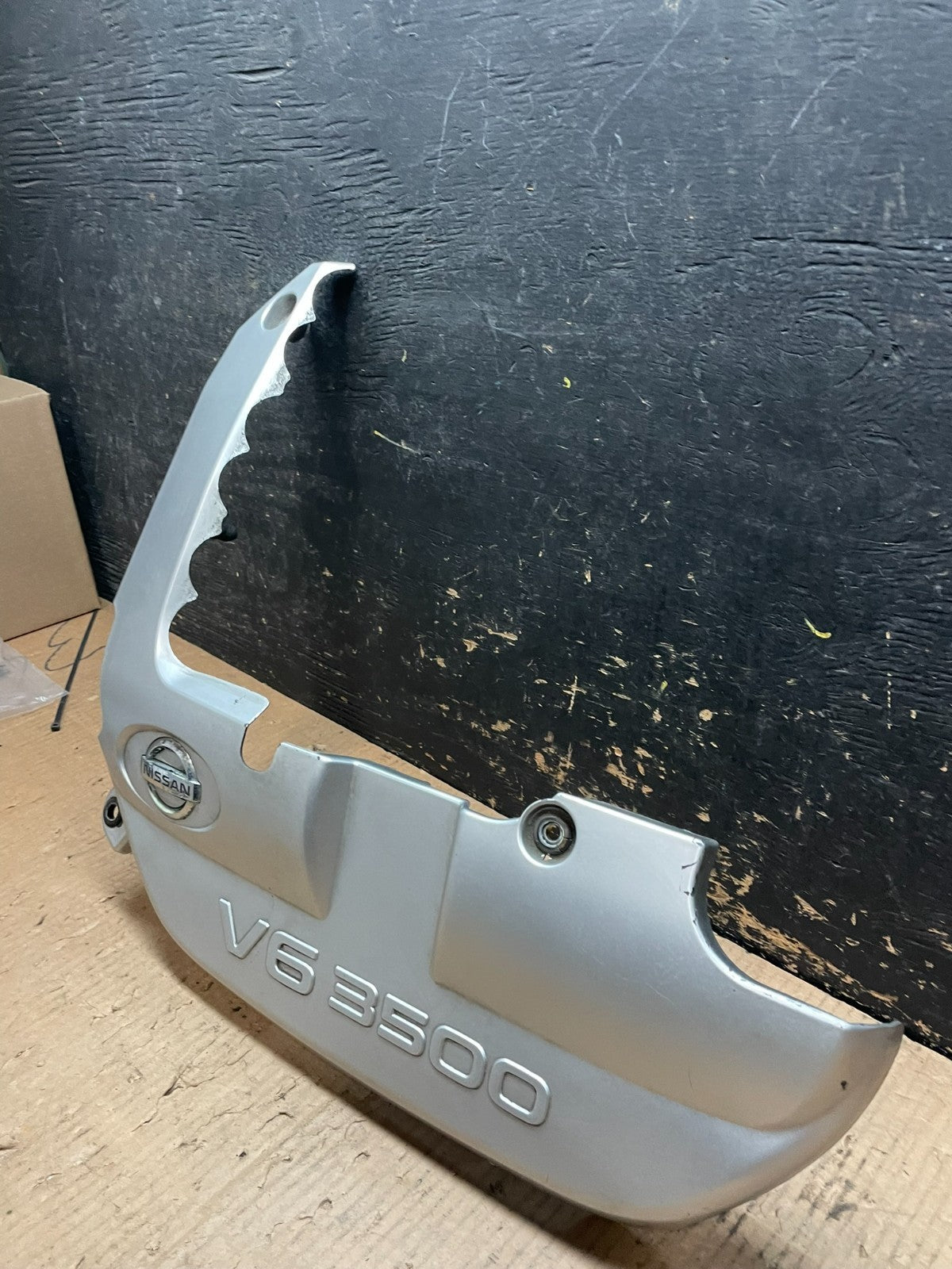 2001 to 2004 Nissan Pathfinder Engine Cover Ornament Y6411 DG2