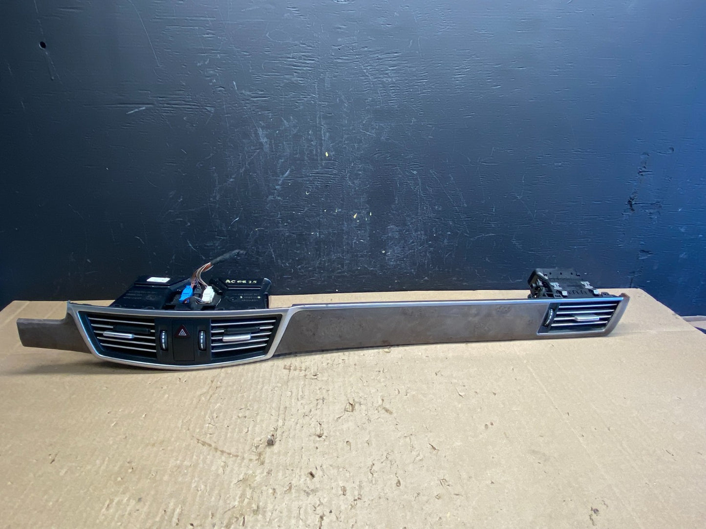 2010-2013 Mercedes E E350 W212 Dash Dashboard Front Center Air Vent AC6835 DG0