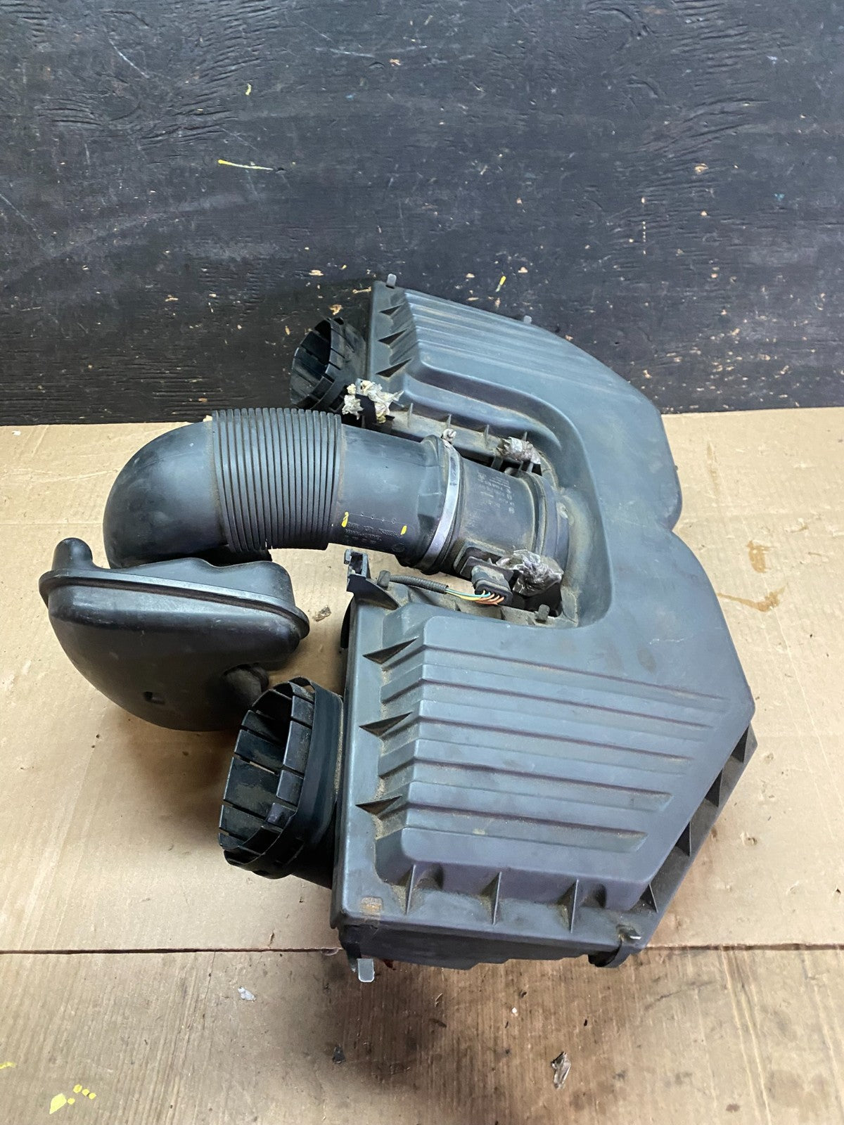 2007 to 2010 BMW E70 X5 N62 Air Intake Cleaner Filter 7548896 U01743