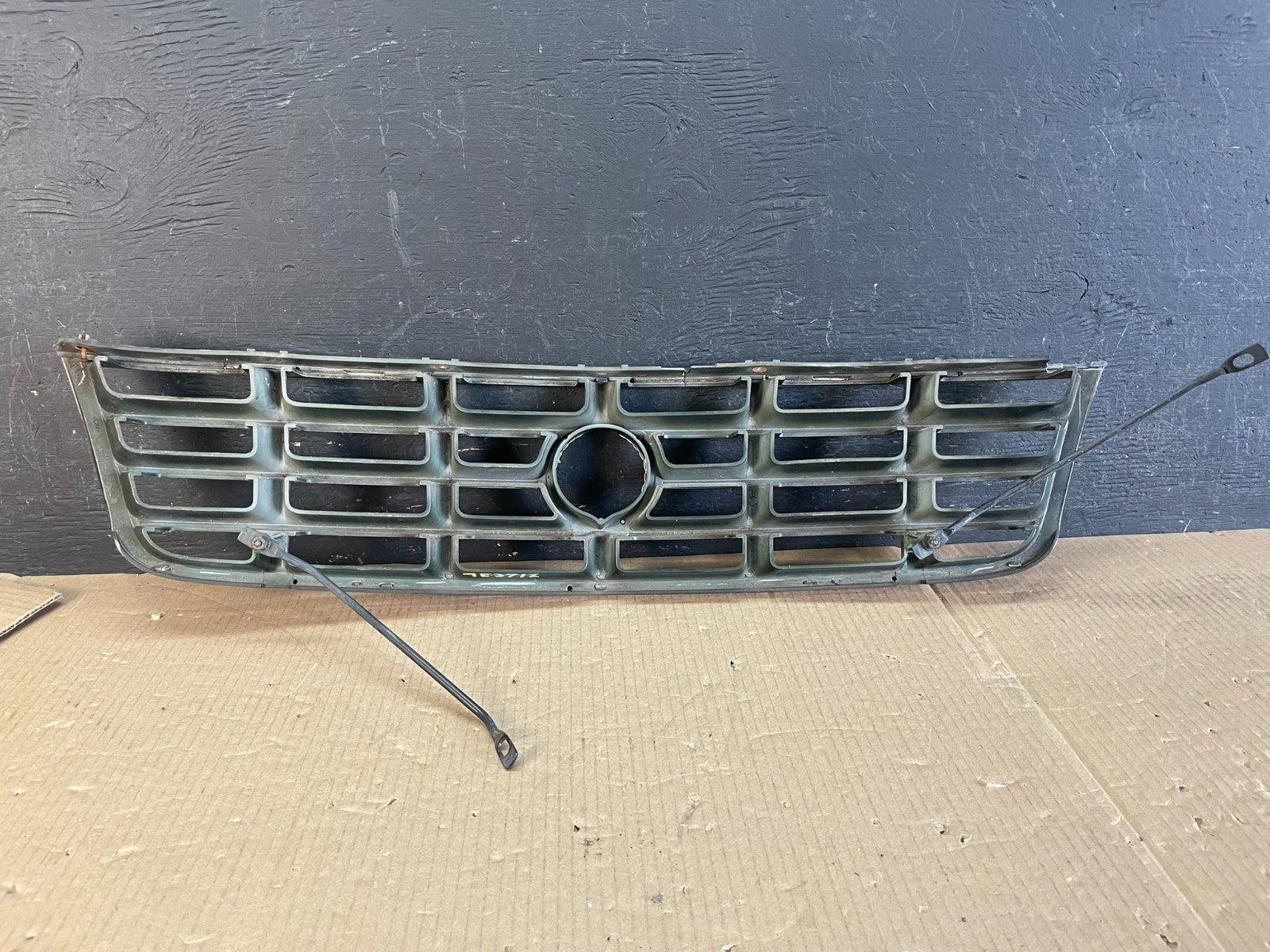 1998 to 2004 Cadillac Seville Front Upper Grille Grill AE3712 DG3
