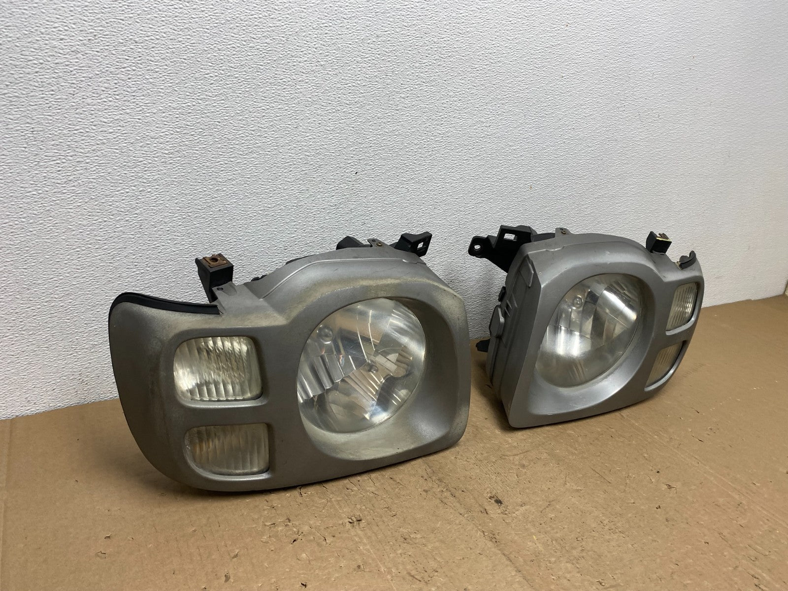 2002 2003 2004 Nissan Xterra Left+Right Side Headlights AC6020 DW2