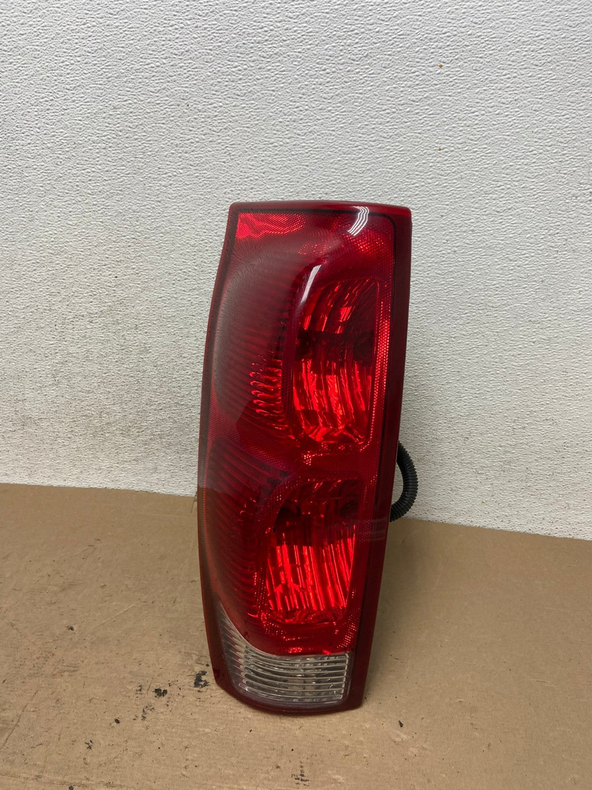 2002 to 2006 Chevrolet Avalanche Left Driver LH Tail Light AF5001 LK0