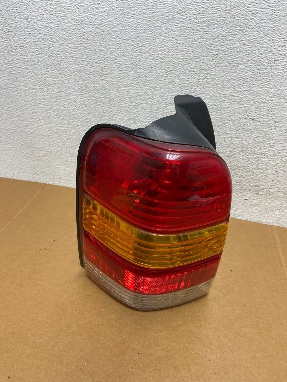 2001 to 2007 Ford Escape Left Driver Lh Side Tail Light AD8864 DW0