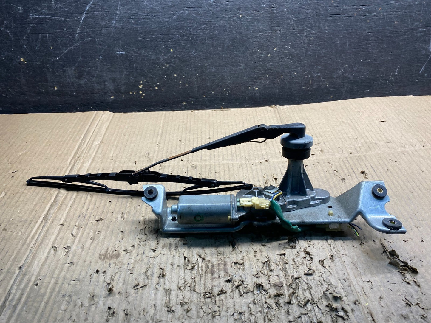2000 to 2004 Subaru Legacy Rear Windshield Wiper Motor OEM X3974 PS1