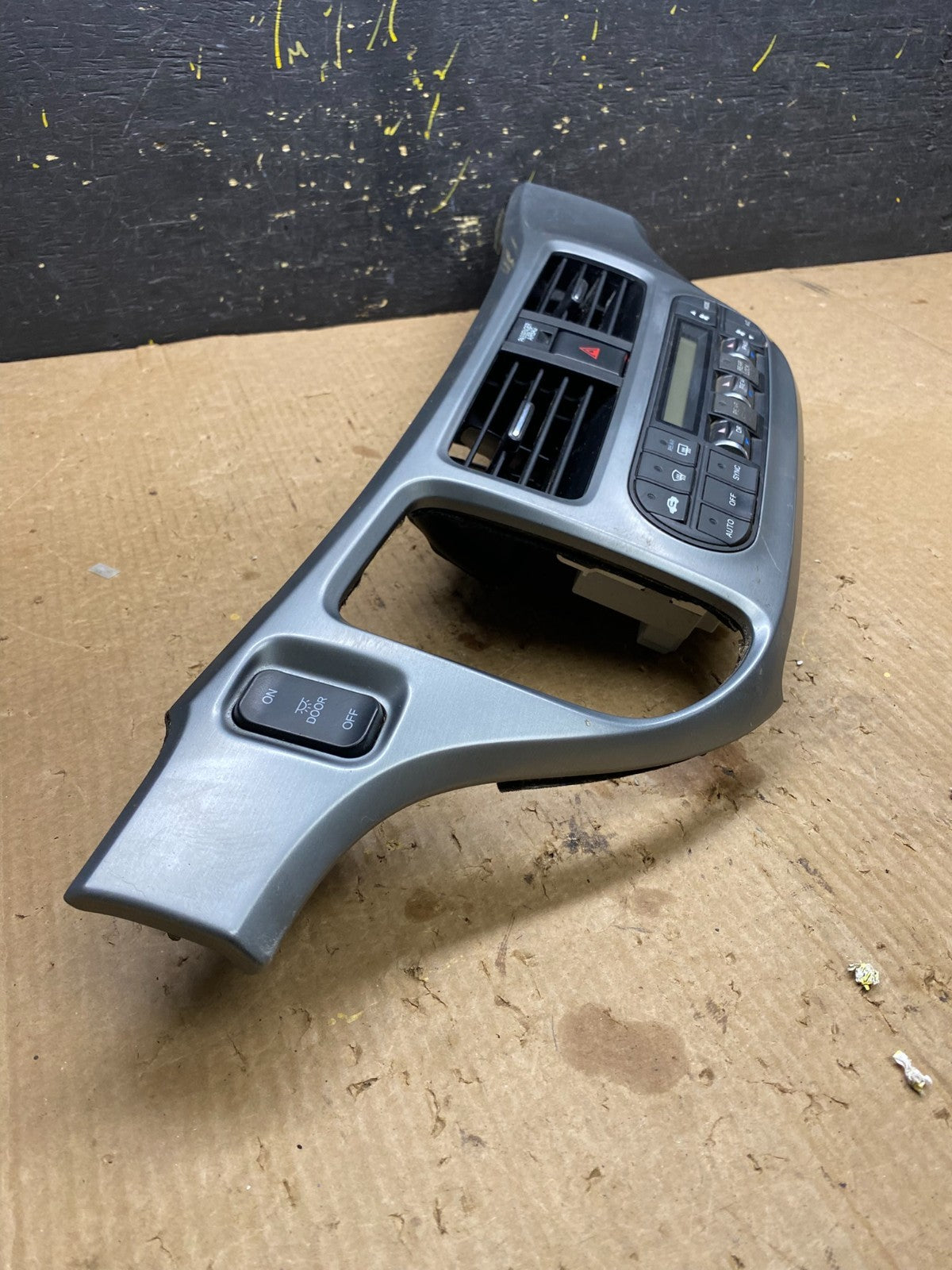 2005 to 2010 Honda Odyssey  Radio Climate Control Dash Trim Bezel Z4473 DG1