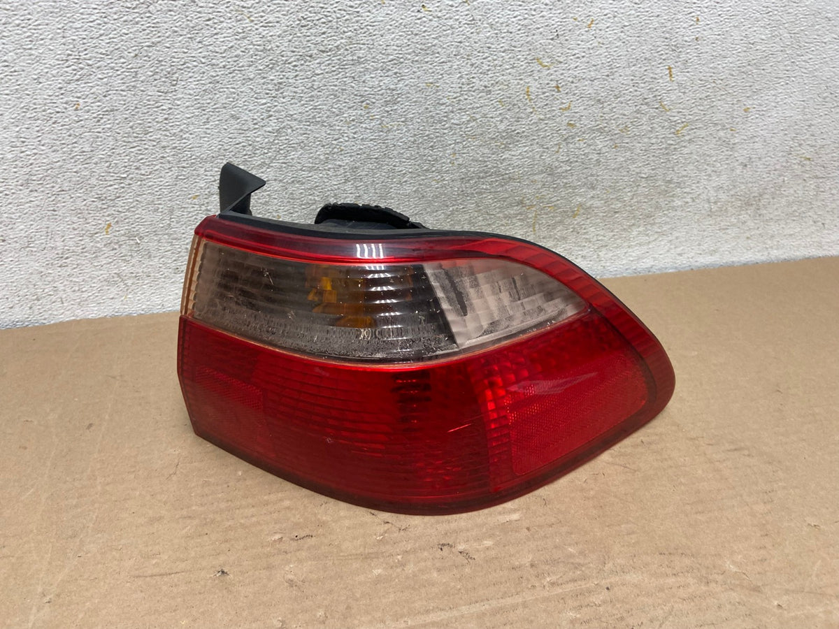 1998 to 2000 Honda Accord Sedan 4door Right RH Side Tail Light AH9412 LK0