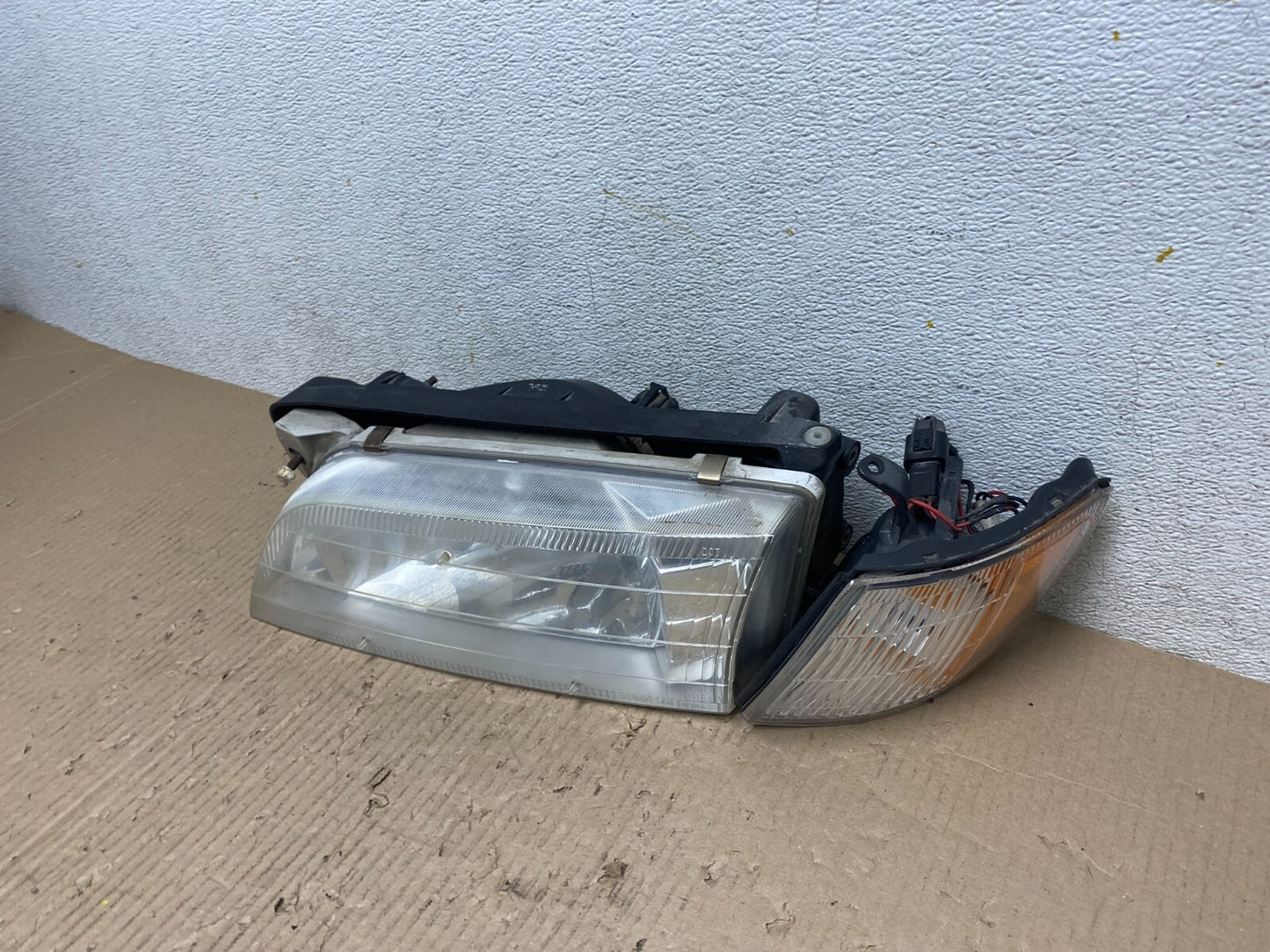 1997 to 1999 Nissan Maxima Left Driver Side Headlight Halogen OEM L5980 DW1