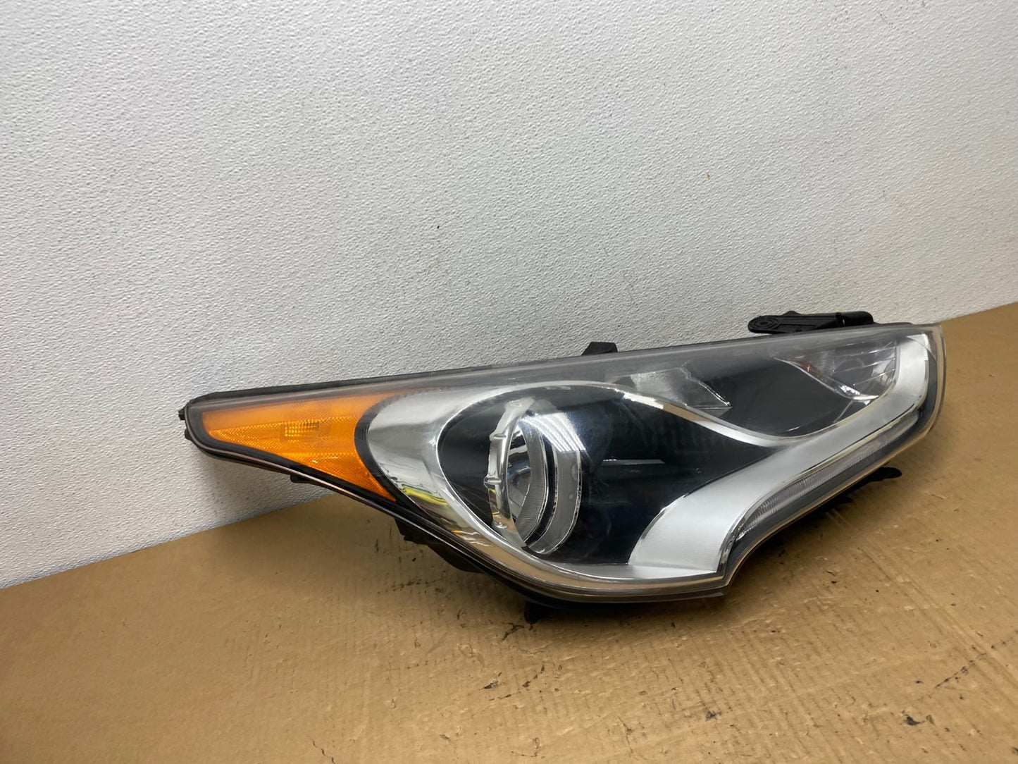 2012 - 2017 Hyundai Veloster Right Passenger RH Halogen Headlight AD2473 DW0