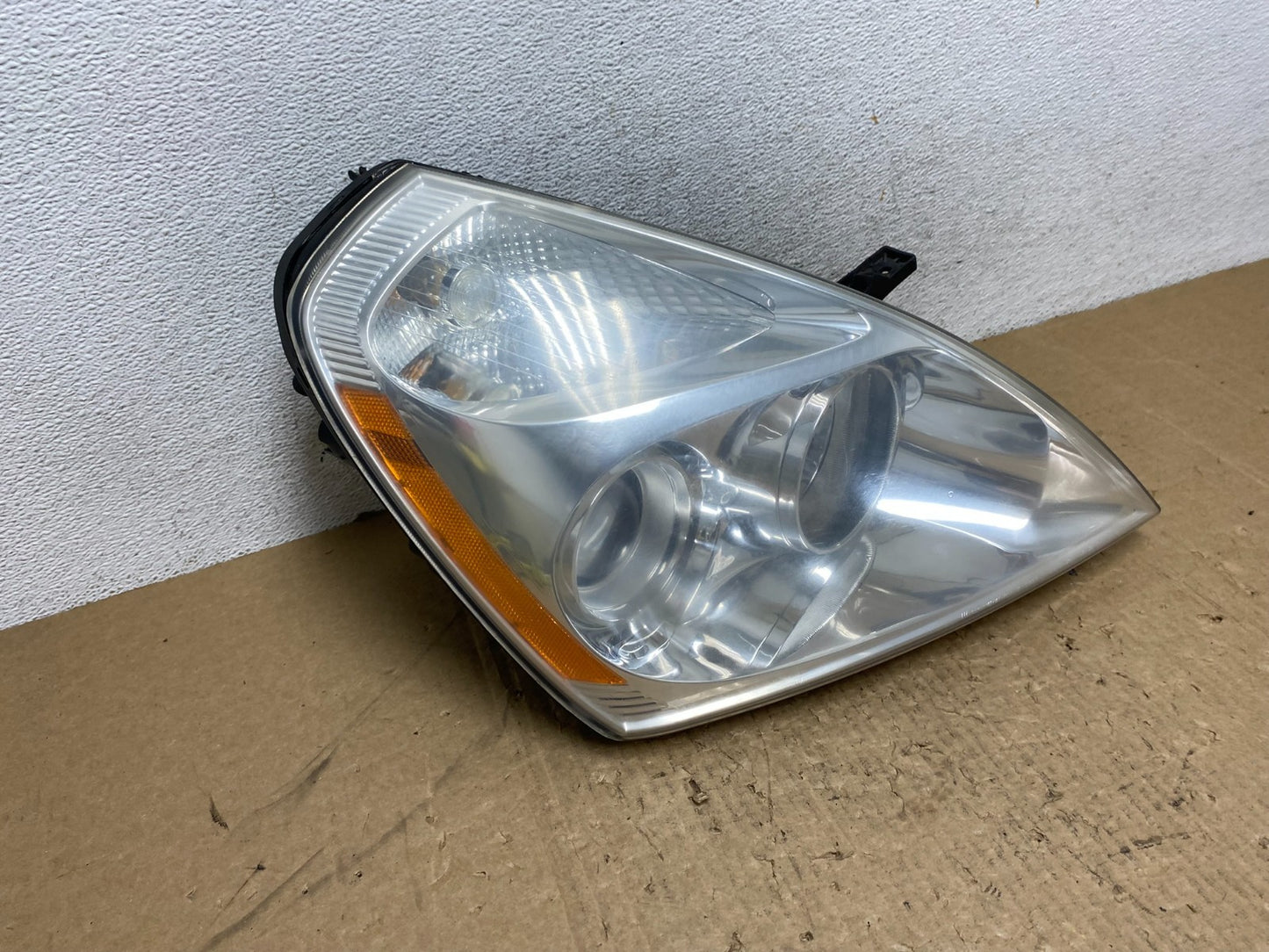 2008-2012 Kia Sedona Right Passenger RH Side Headlight Halogen AG1176 DW2
