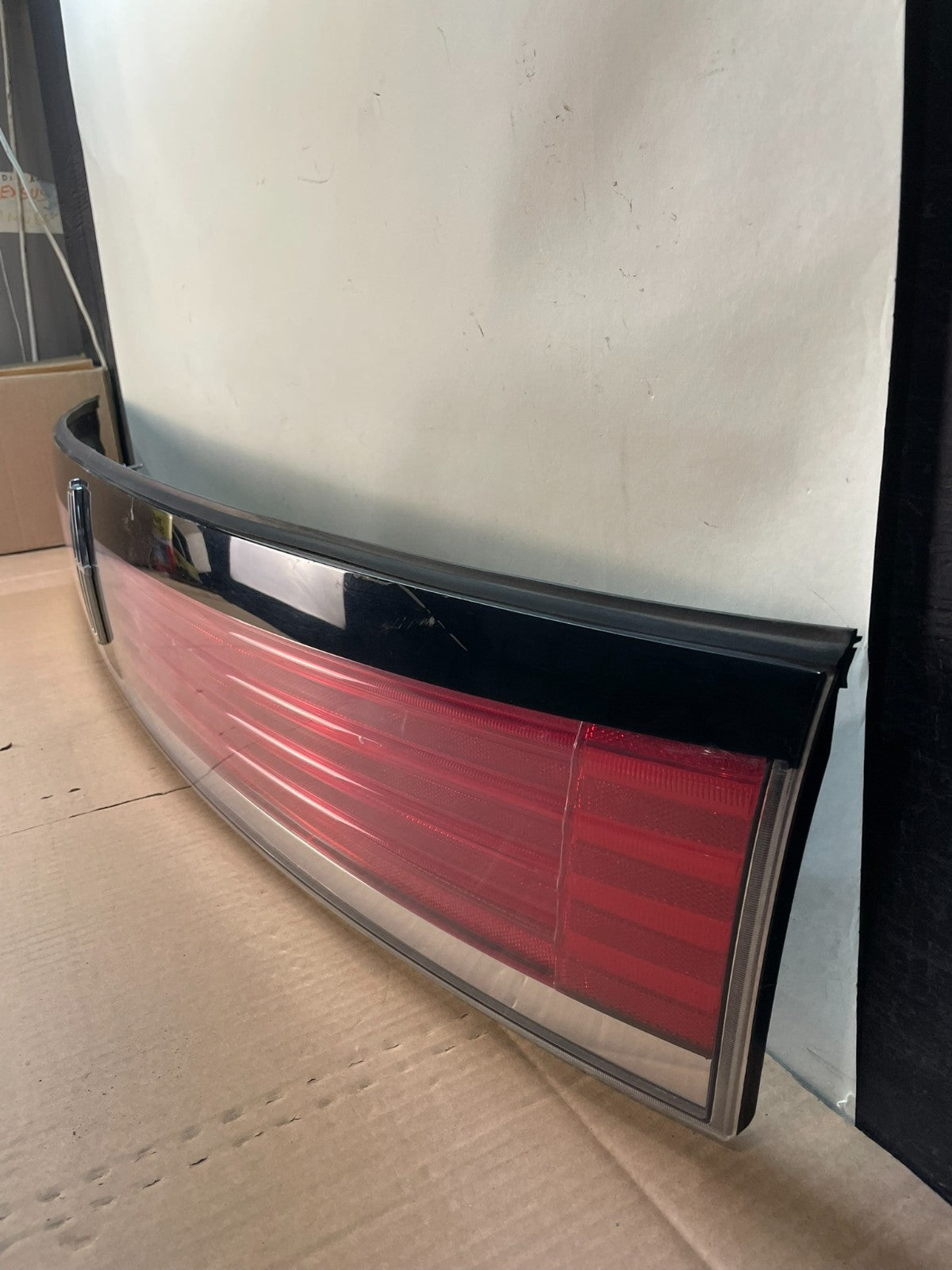 2007 to 2010 Lincoln MKX Center Tail Light Lamp Panel Trim AI3839 DG1