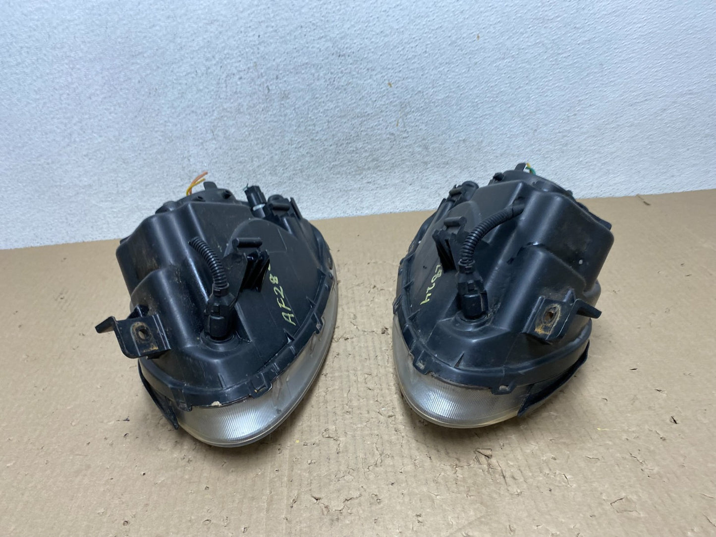 2003 to 2006 Hyundai Accent Left+Right Halogen Headlights AF2824 DW9