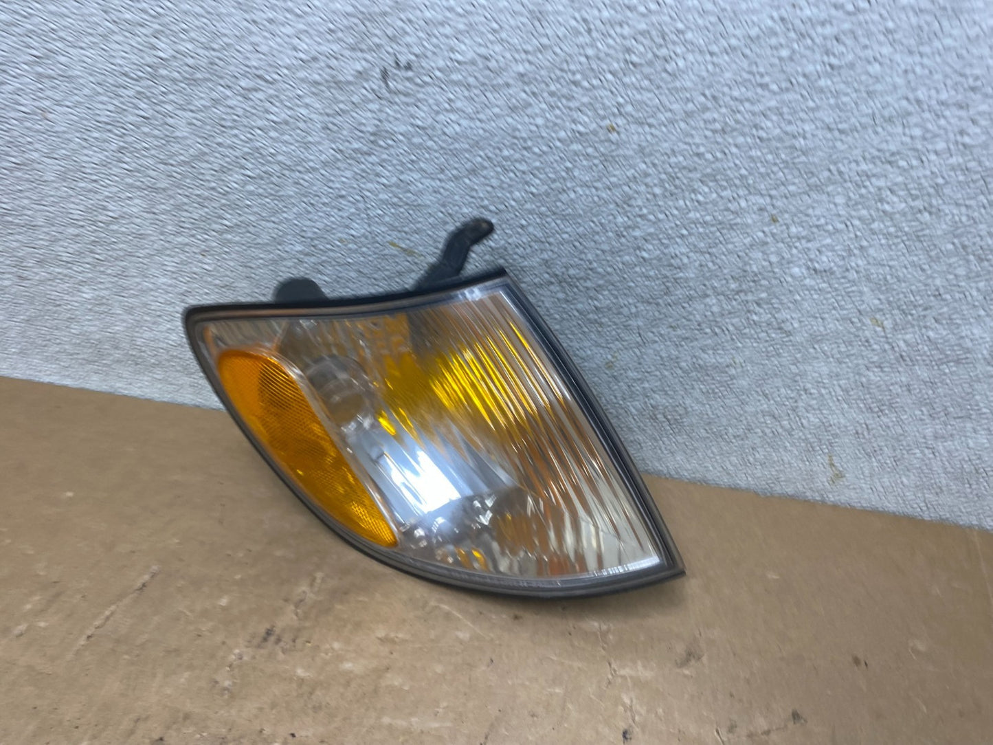2001 to 2003 Toyota Sienna Turn Signal Right Passenger RH Lamp OEM V5156 DW1