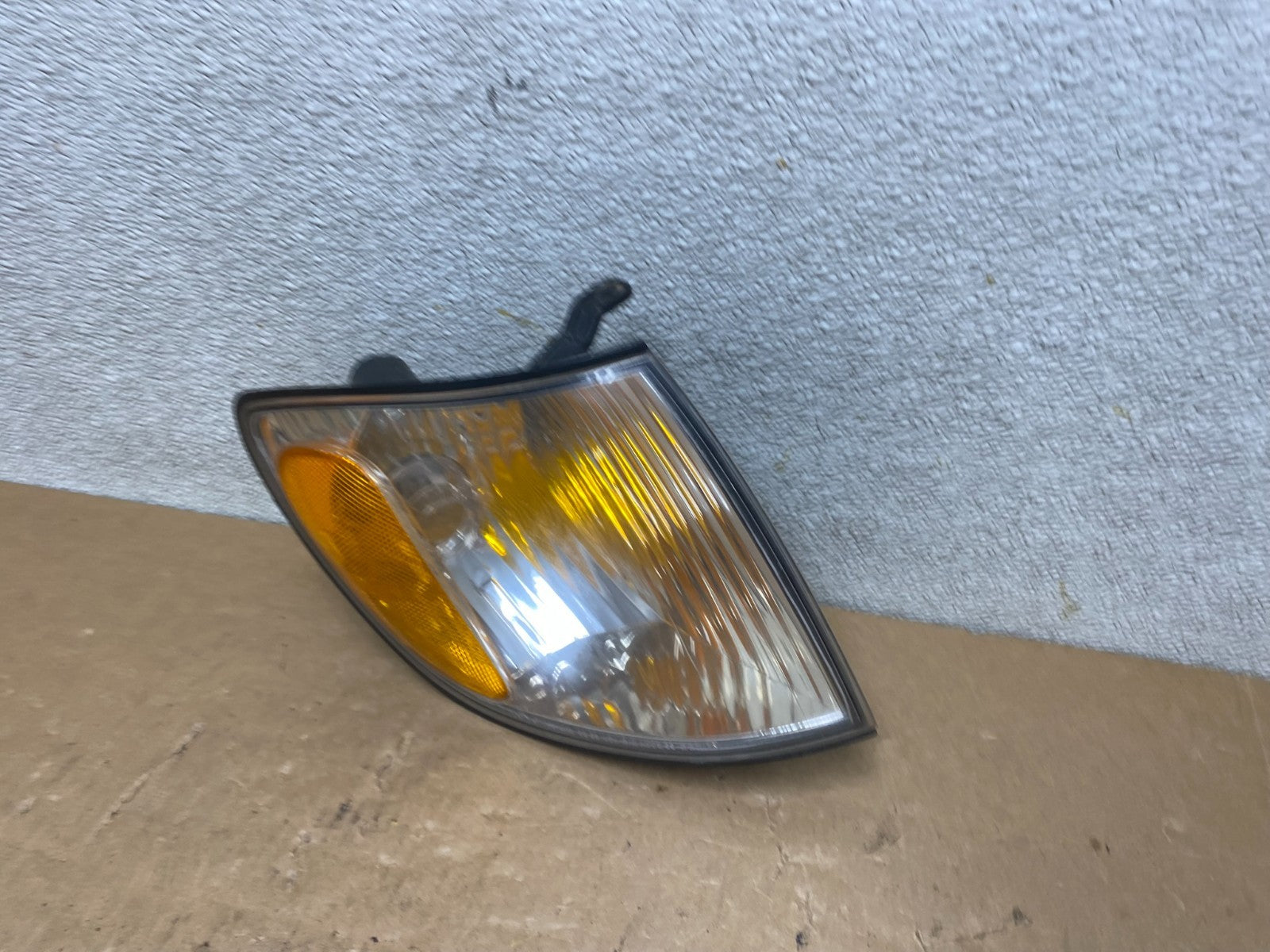 2001 to 2003 Toyota Sienna Turn Signal Right Passenger RH Lamp OEM V5156 DW1