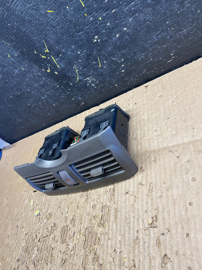 2000 2001 Infiniti I30 Center Dashboard Air Vent OEM v7892 DG3
