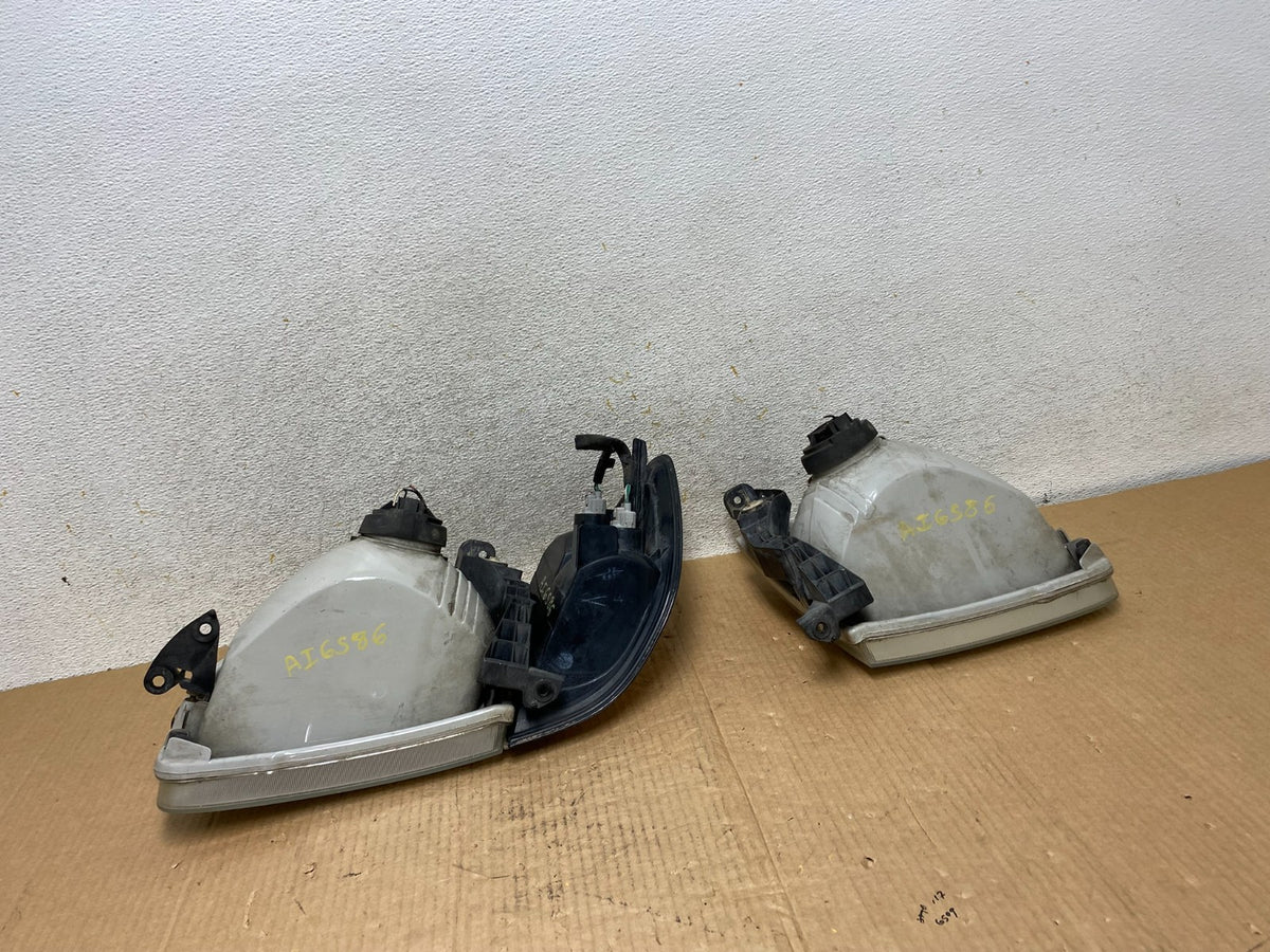 2001-2004 Toyota Sequoia Left+Right Side Halogen Headlights AI6586 DW8