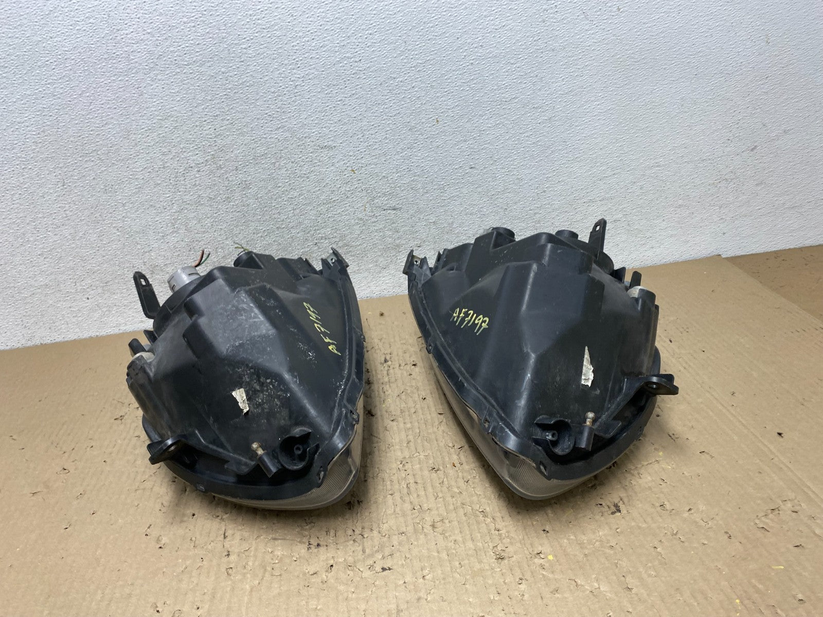 2004 to 2009 Mitsubishi Galant Left+Right Headlights Halogen AF7197 DW10