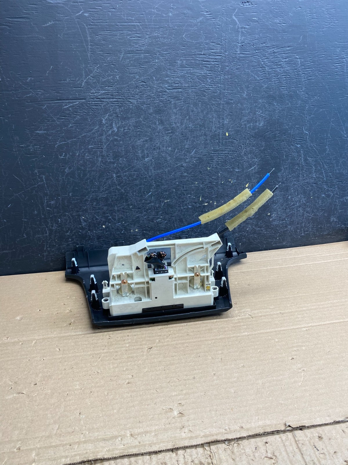 2003-2006 Mitsubishi Outlander Radio Climate Temperature Control Bezel AG0152 DG4