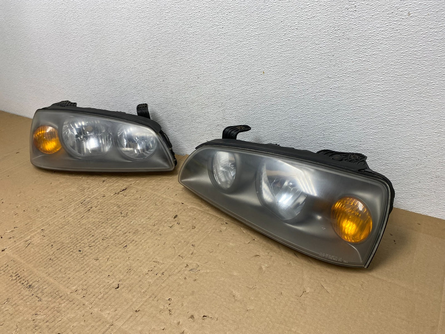 2004 to 2006 Hyundai Elantra Left+Right Set Halogen Headlights AC4004 DW1