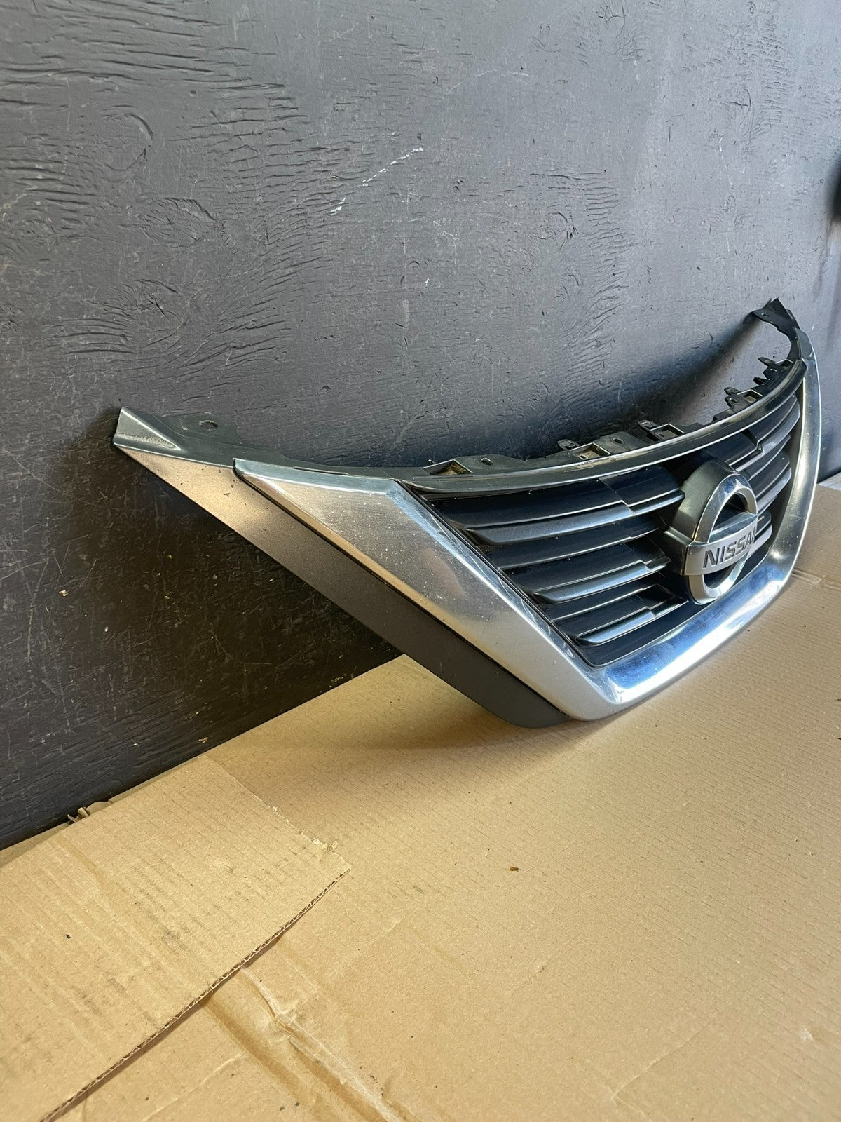 2016 2017 2018 Nissan Altima Front Upper Grill Grille AE3511 DG2