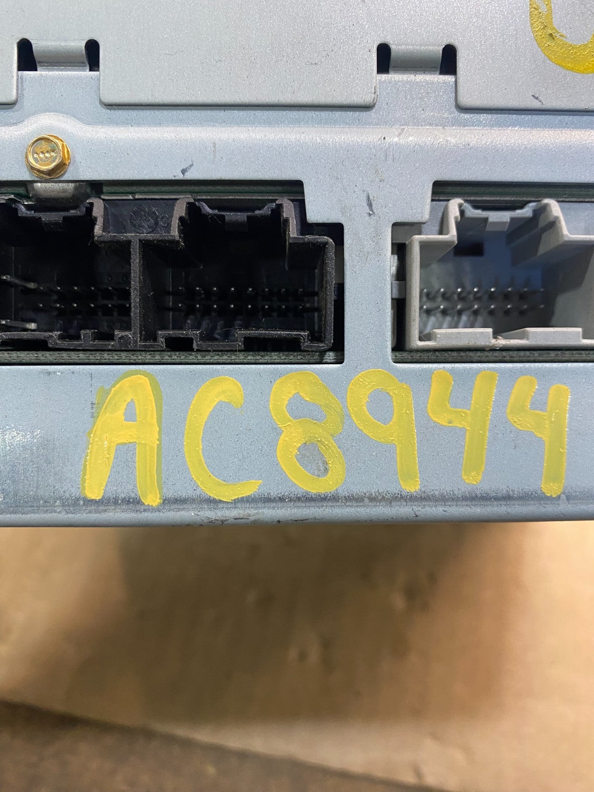 2010 2012 GMC Acadia Radio Display Screen AM/FM AUX ac8944 DG7