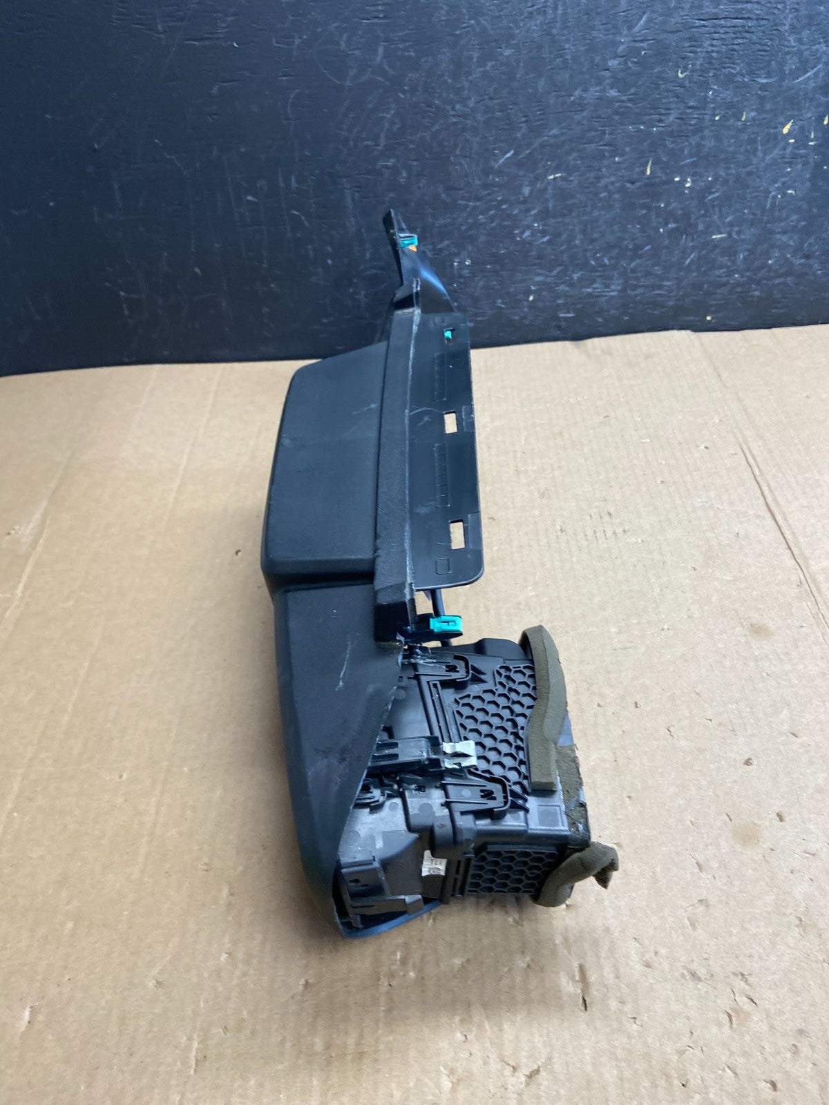 2020 to 2023 Ford Explorer Console Radio Display Screen Air Vents ae4419 DG2