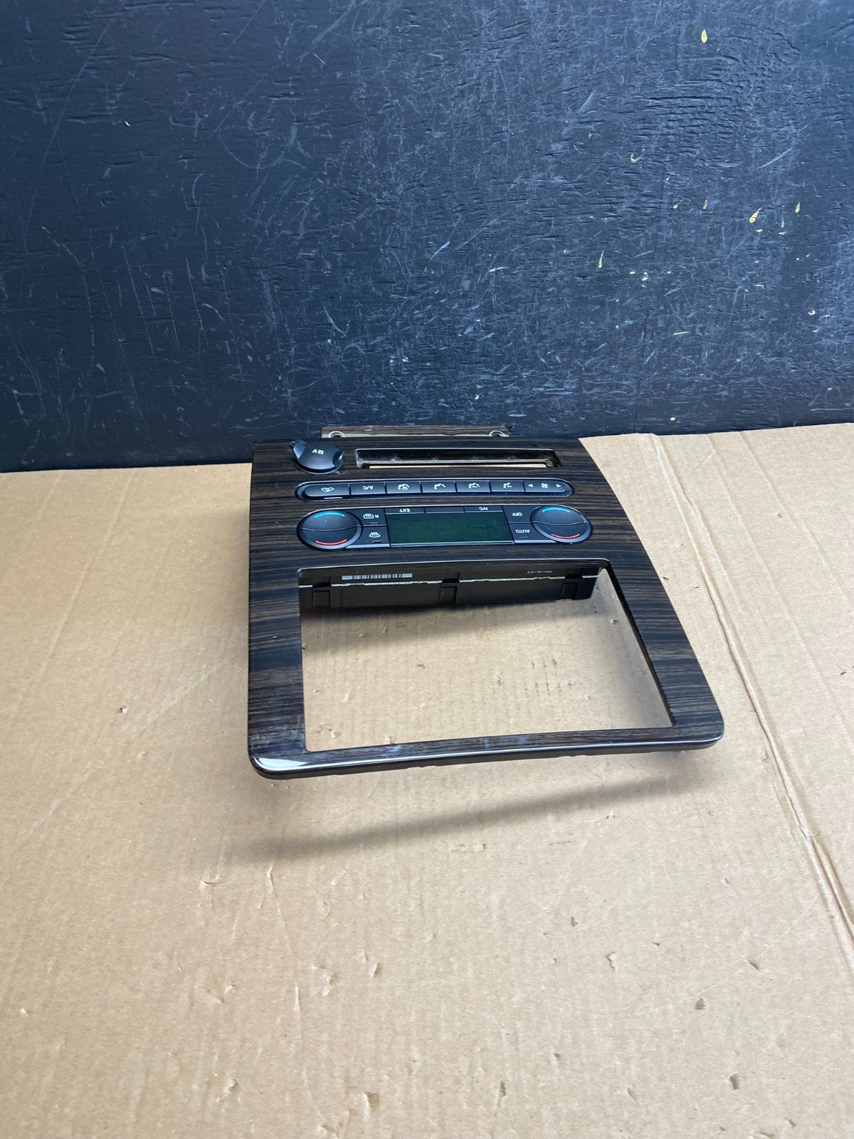 2005 to 2007 Ford Freestyle Montego Climate Control Radio Bezel Trim AE4399 DG3